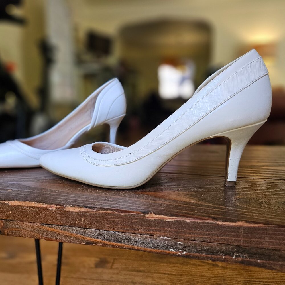 Kelly & Katie Shenna Pump in White (size 10M)
